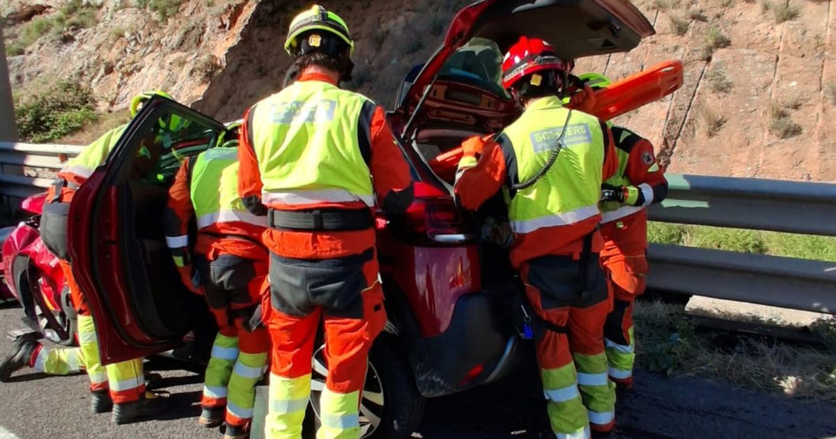 Accidente en la A-7 en Sagunto: bomberos excarcelan a dos personas atrapadas en un coche